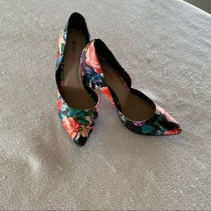 ✨Host Pick ✨NWOT Just Fab Heels